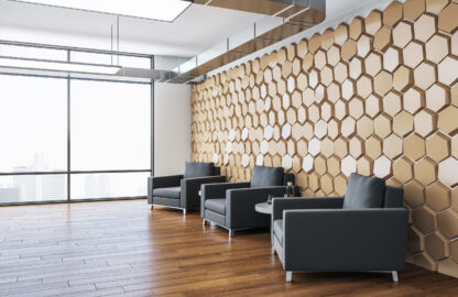 Painel acústico decorativo instalado em escritório corporativo moderno para melhorar a acústica e reduzir reverberação