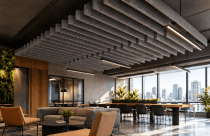 Forro acústico escultural com baffle tridimensional suspenso sobre lounge e sala de reuniões corporativa integrada, melhorando o conforto sonoro do espaço.